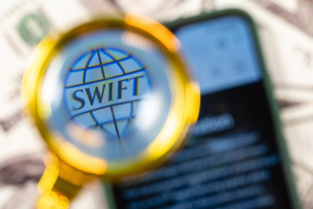 Deciden desconectar algunos bancos rusos del SWIFT: ¿qué significa y qué consecuencias tendrá?