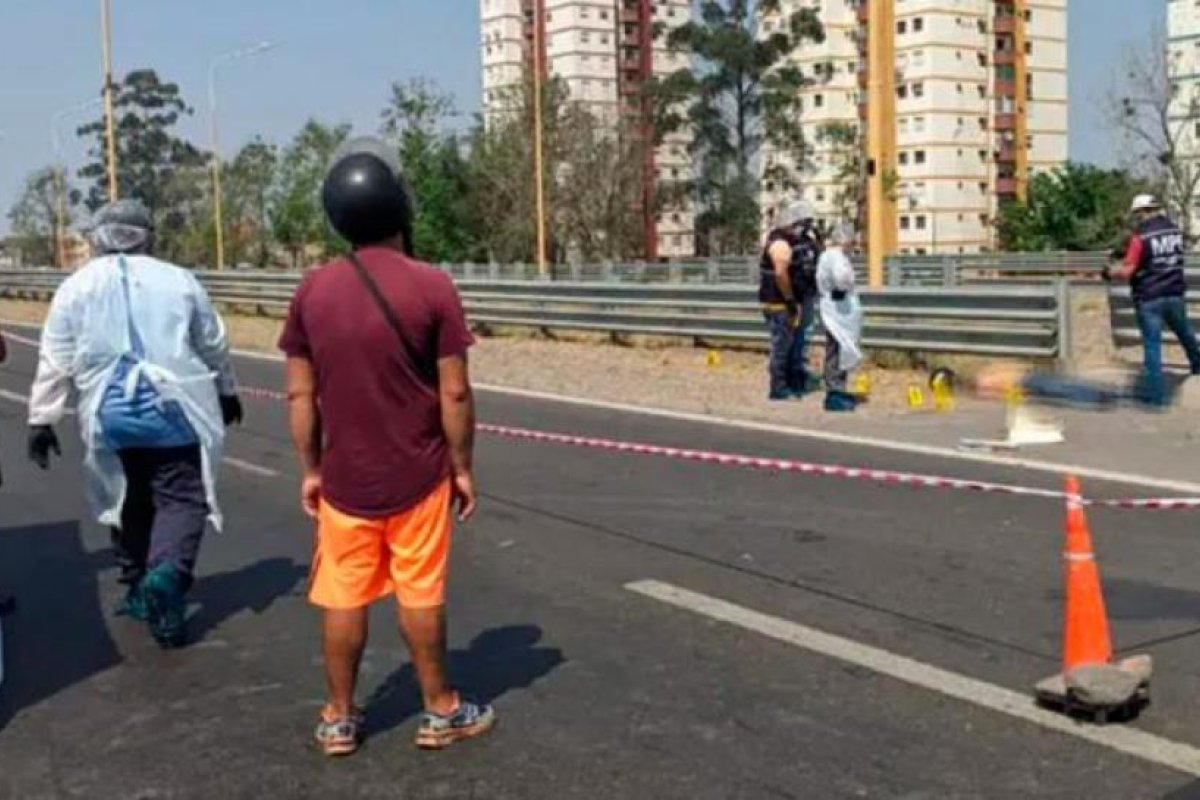 Investigan el hallazgo de un hombre muerto al costado de una avenida