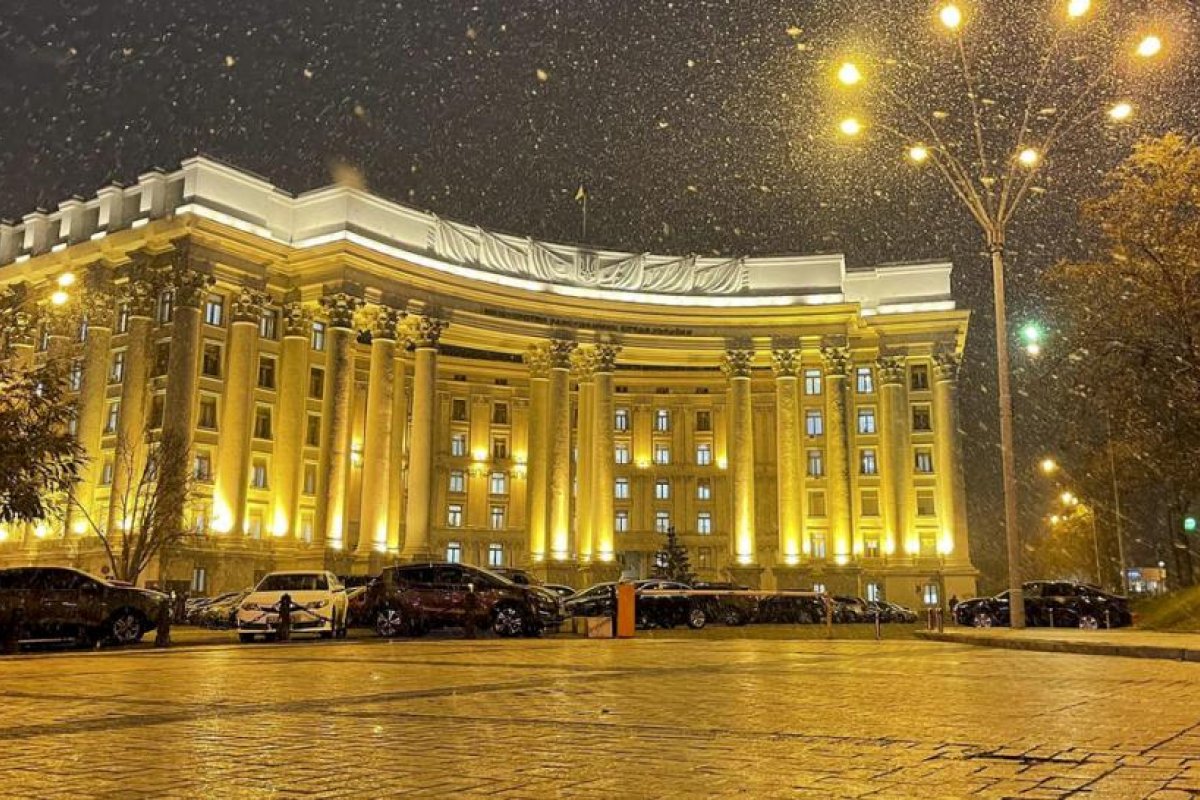 El Ministerio de Asuntos Exteriores de Ucrania tacha de "prematura" la decisión de EE.UU. sobre la salida de familiares de diplomáticos de Kiev