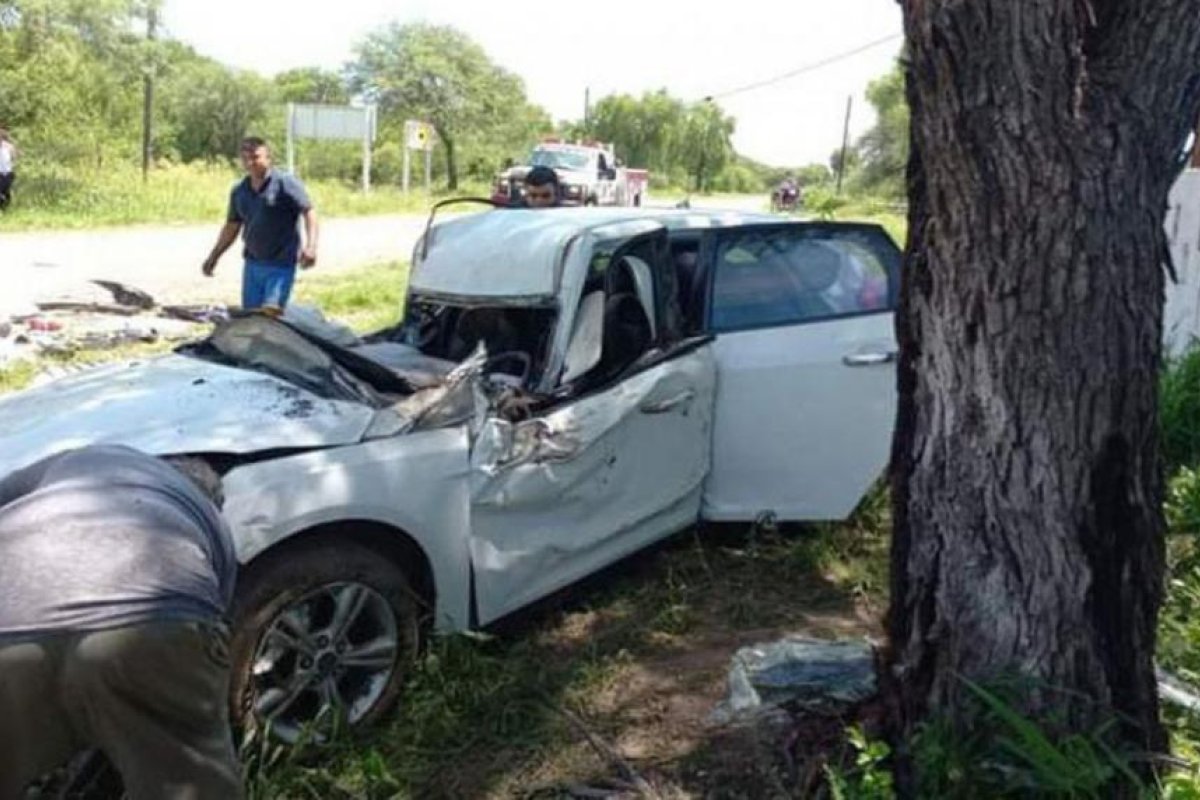 Villa Río Hondo: Un joven se salvó de milagro tras volcar con su automóvil quedando inscrustado en un árbol