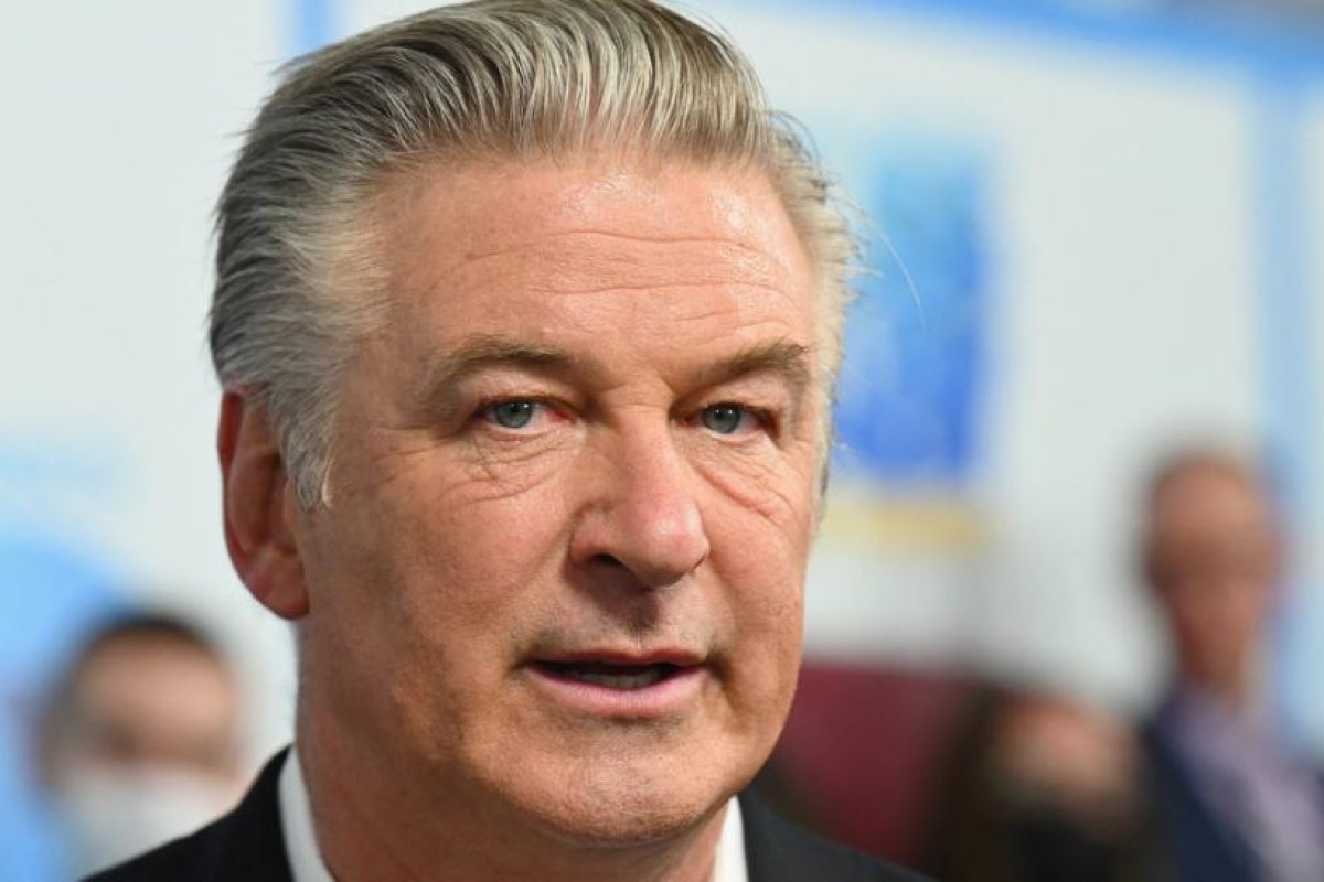 La familia de un soldado fallecido en Afganistán demanda a Alec Baldwin acusándolo de difamar a su hermana
