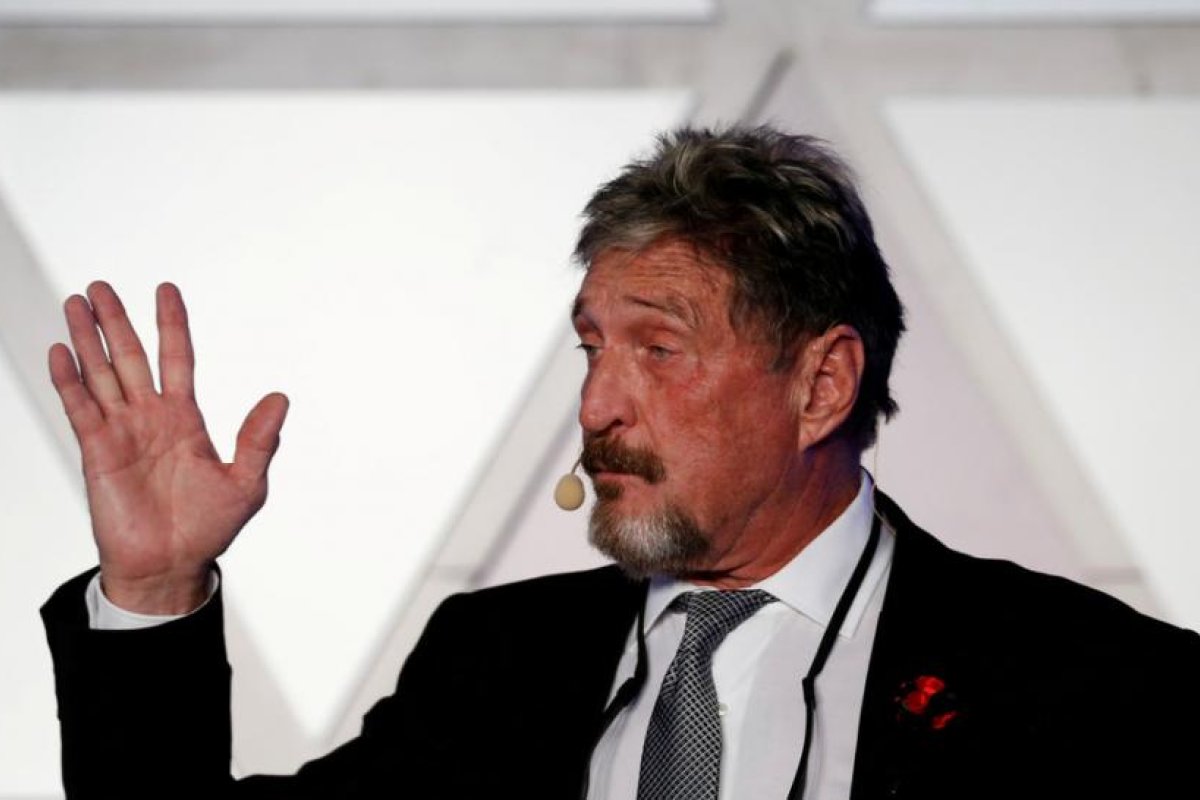 Moscú espera que la muerte en prisión de McAfee "no tarde 50 años" en ser resuelta