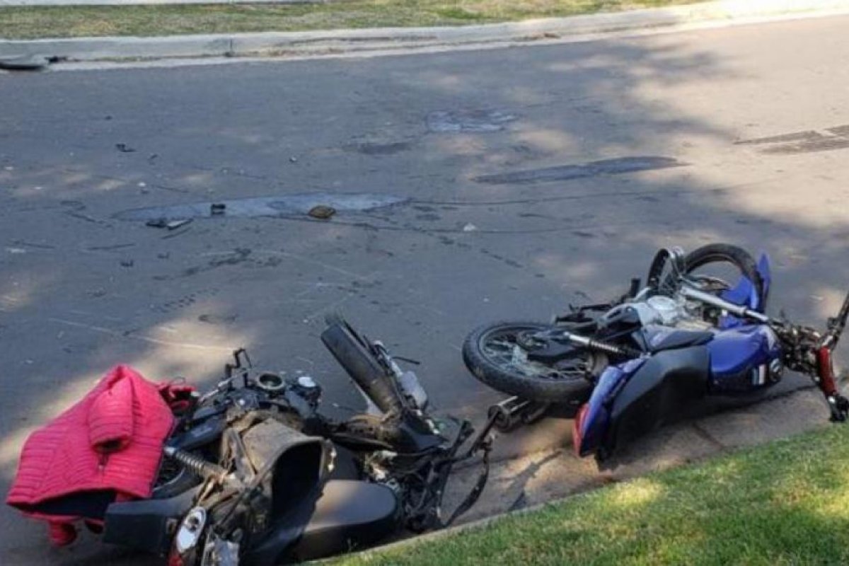 Microcentro: Viajaba junto a su pareja en moto, chocó y terminó hospitalizada