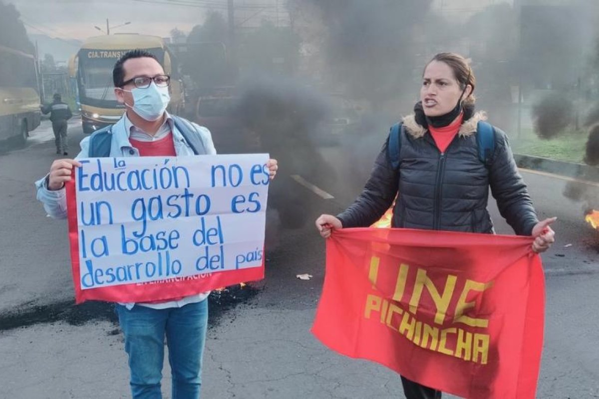 Maestros protestan con cierres de vías y quema de llantas en varias ciudades de Ecuador: ¿Cuáles son los reclamos?