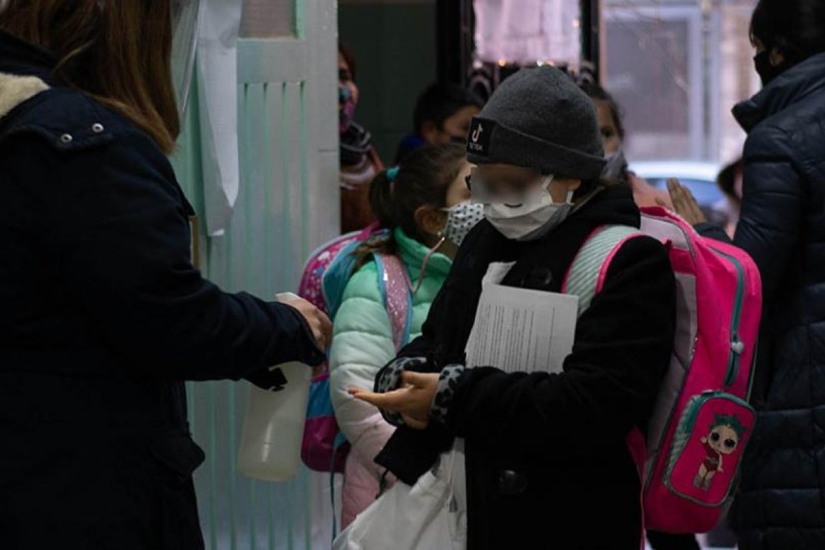 El Gobierno bonaerense envió a los colegios una guía sobre ventilación y uso de medidores de CO2