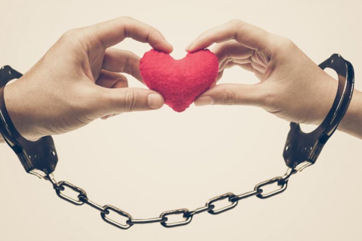 Pareja que se encadenó para poner a prueba su amor se libera 4 meses más tarde para seguir por separado