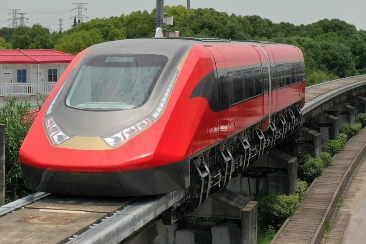 China presenta un nuevo tren comercial de levitación magnética con conducción autónoma y suministro de energía sin contacto