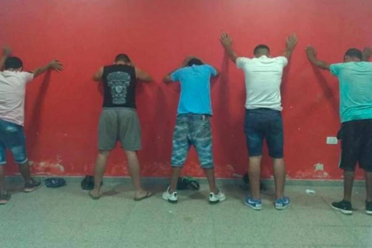 Cinco jóvenes son aprehendidos durante una reunión clandestina