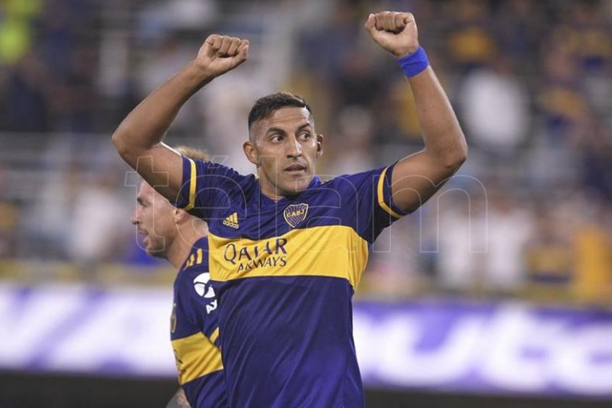 Wanchope Ábila se retiró de la práctica de Boca con un cuadro de anginas