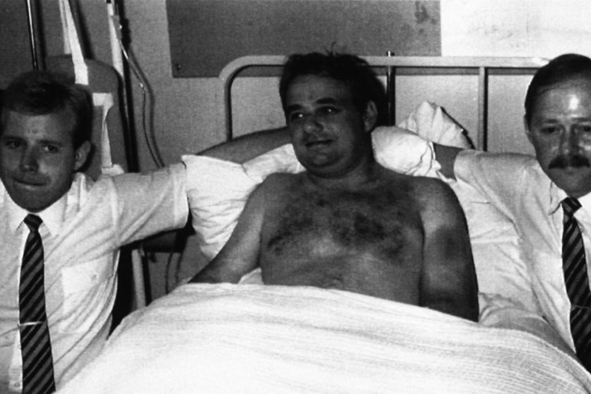 Se viraliza 30 años después la historia del piloto que fue succionado por una ventana, quedó colgando fuera del avión a 17.000 pies y sobrevivió