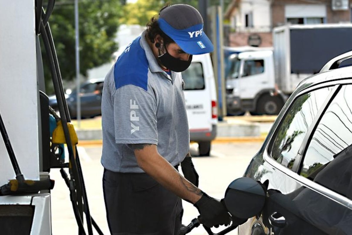 Aumentó la nafta un 5 % en todo el país