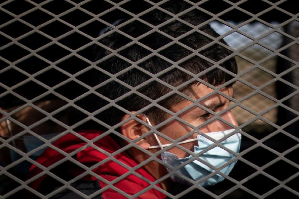El Gobierno de Biden pide al Pentágono albergar a niños migrantes en bases militares, una medida que fue considerada por Trump y recibió críticas