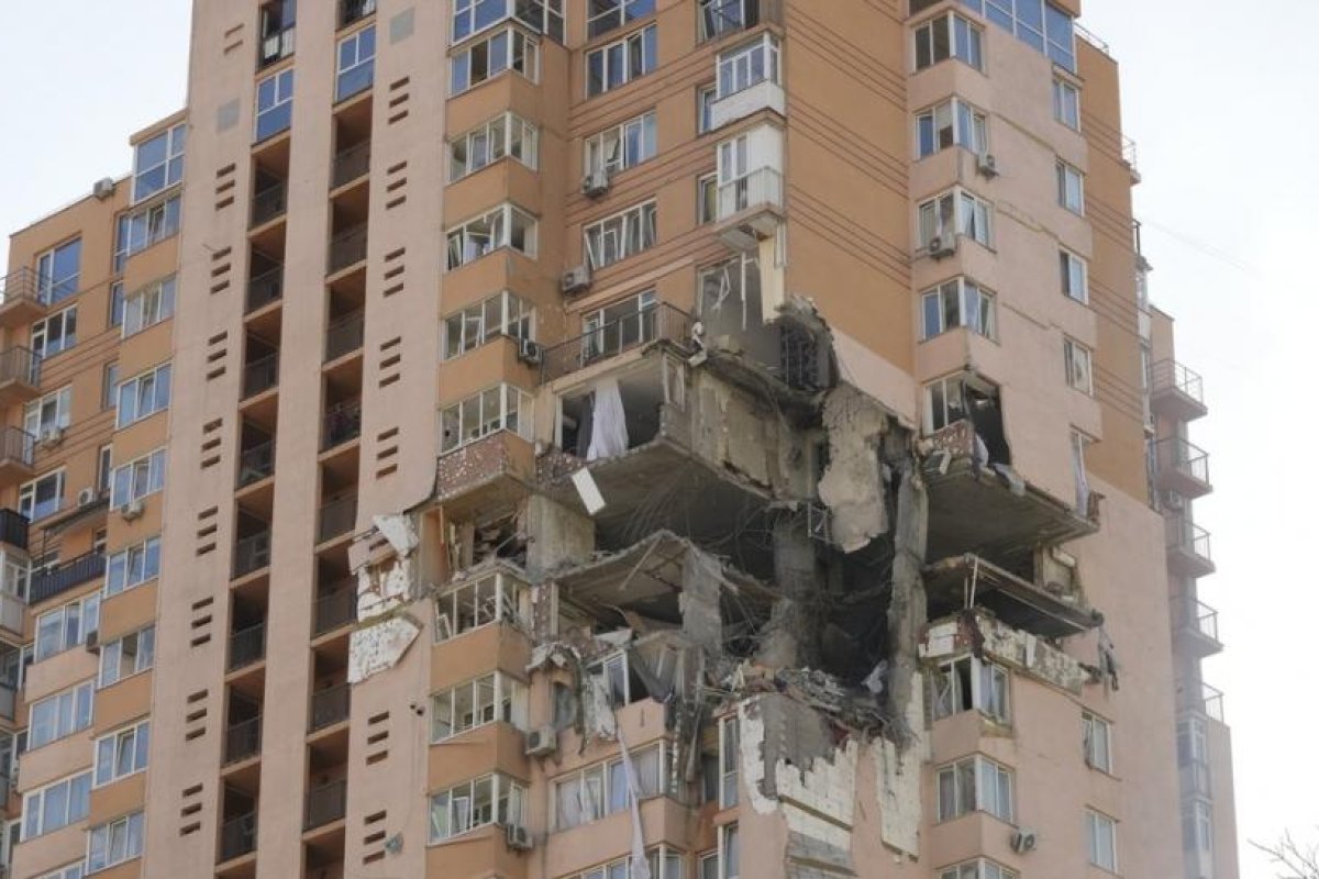 Un misil impacta un edificio residencial de gran altura en Kiev y deja heridos