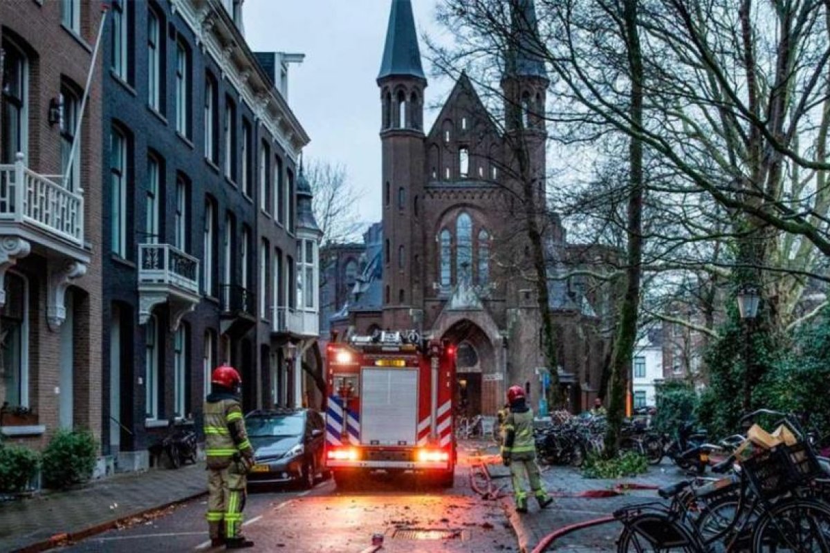 Incendio devasta la torre de la histórica iglesia Vondelkerk en Ámsterdam