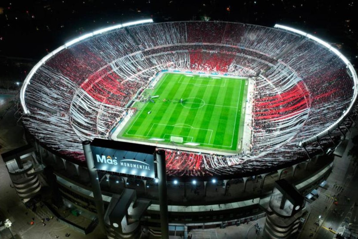 Transformación del Estadio Monumental: Techado y Ampliación a 100.000 Espectadores