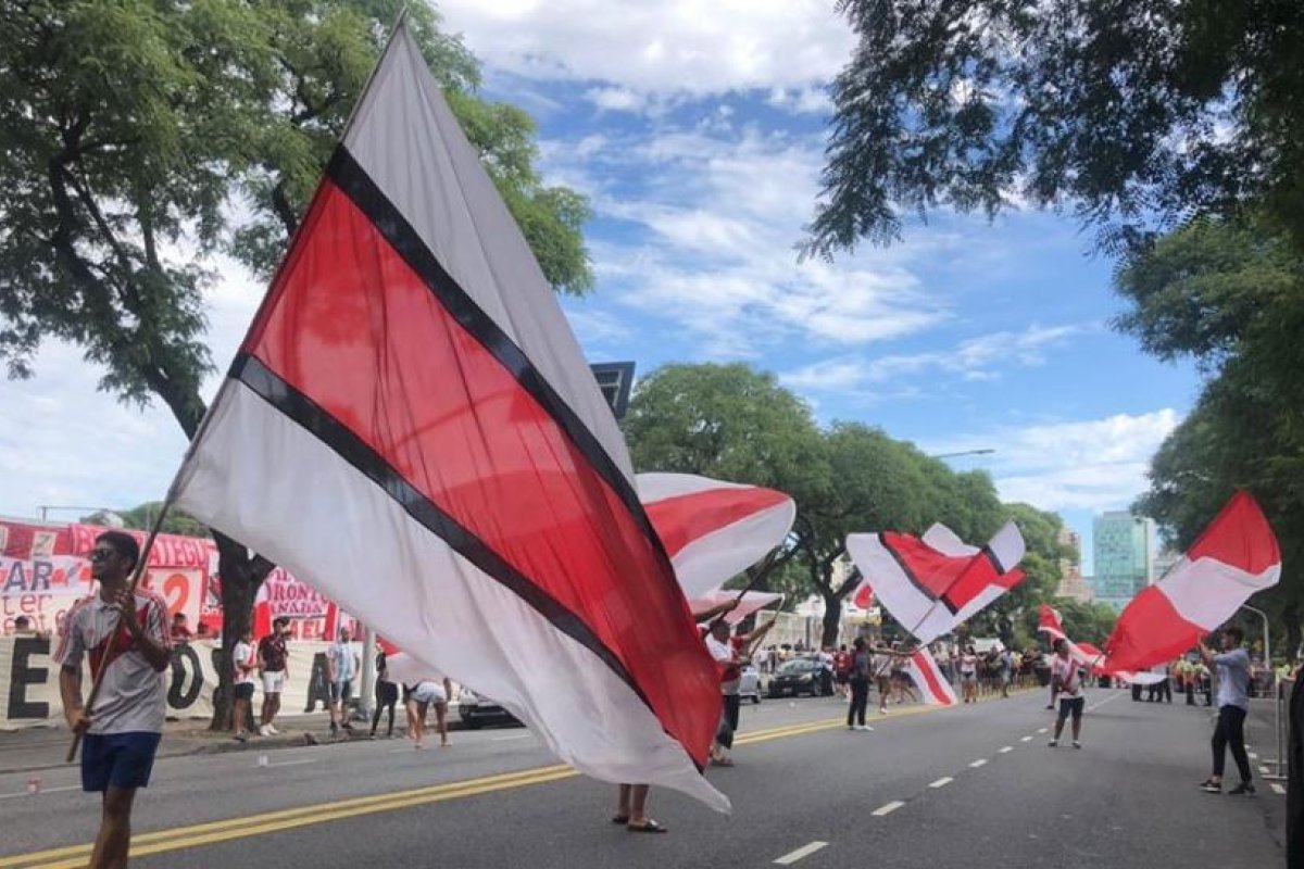 Los hinchas de River festejan su día con camiseta nueva y acciones solidarias