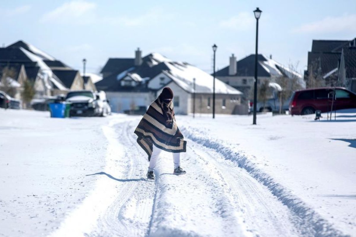 "Solo los fuertes sobrevivirán": renuncia un alcalde de Texas por sus comentarios sobre el temporal de nieve en EE.UU.