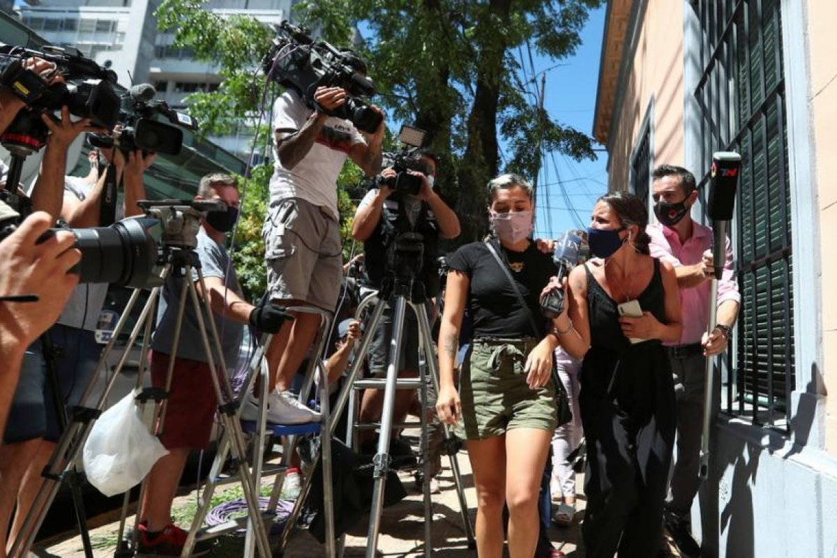 Dos hijas de Maradona declaran ante la Justicia que su padre consumía "alcohol y marihuana" antes de su operación
