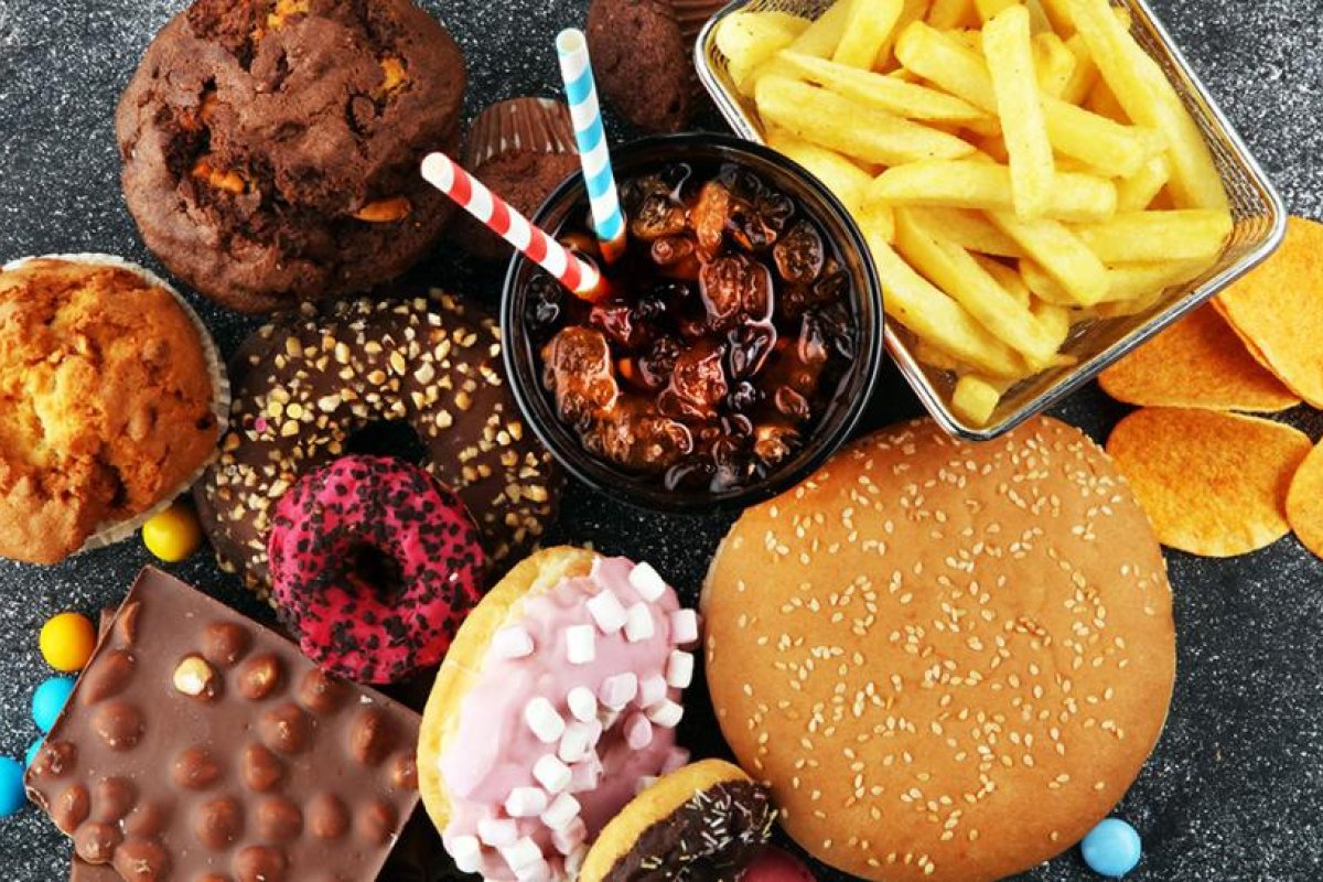 El Reino Unido anuncia que prohibirá la publicidad de comida chatarra en la televisión antes de las nueve de la noche
