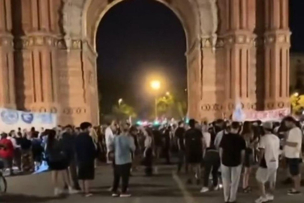 Barcelona Rinde Homenaje a Indio Solari en el Arco del Triunfo