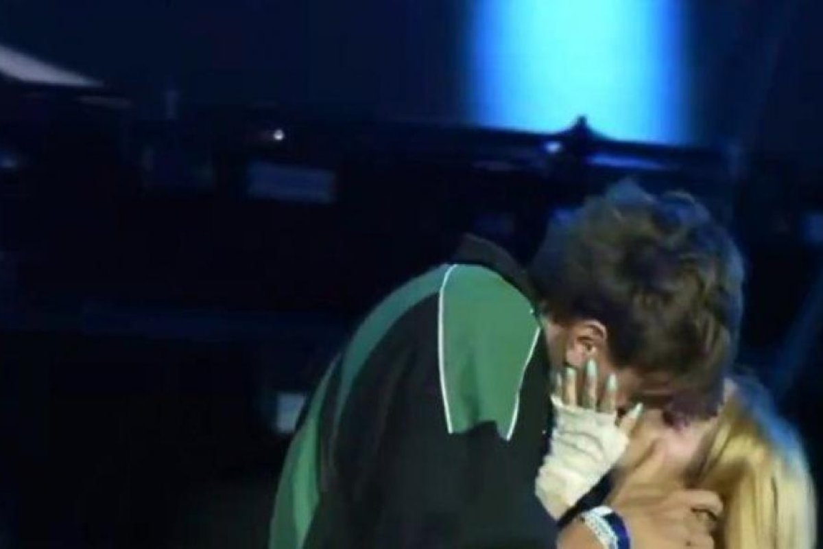 Ángela Torres y Marcos Giles protagonizan un beso viral en Neuquén