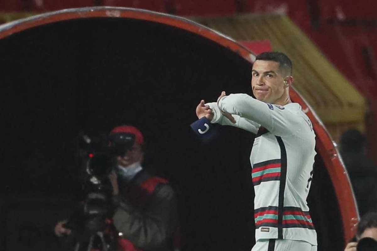 Cristiano Ronaldo se pronuncia luego de arrojar con rabia su brazalete de capitán de Portugal y salir del campo en el partido contra Serbia