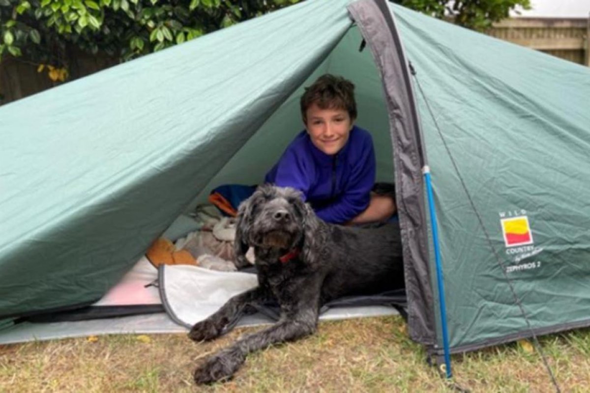 Conmovedor: un niño duerme hace 200 días en la carpa que le regaló su mejor amigo antes de morir