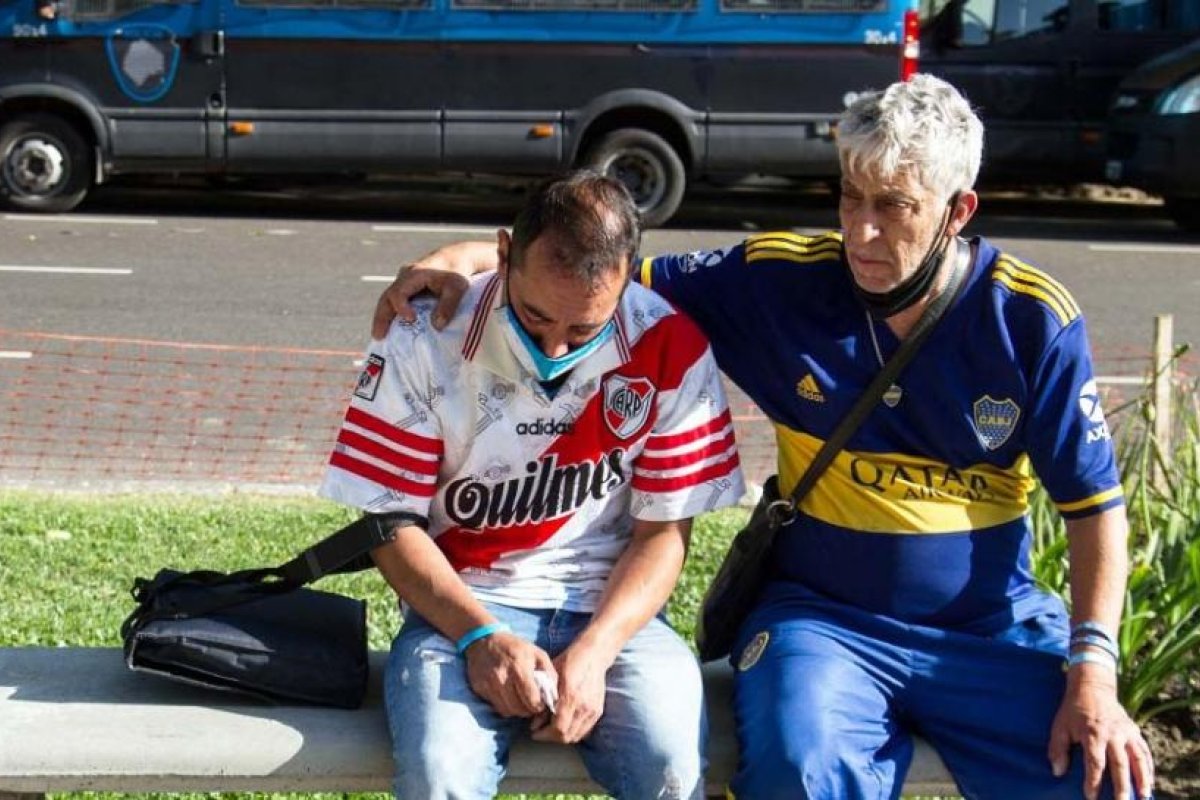 Diego, prenda de unidad: todas las camisetas y las banderas de su despedida