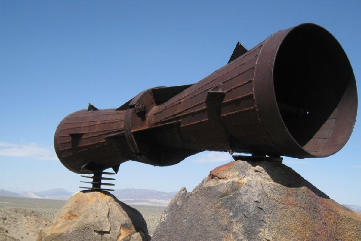 En medio del desierto de Mojave hay un gigantesco 'megáfono' metálico y nadie sabe por qué