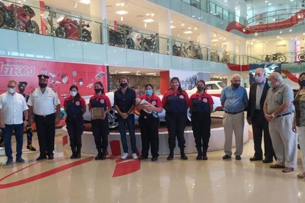 El Rotary Club de Santiago, brindó una distinción a la “mamá bombero” María de los Ángeles Lizarraga por su gran labor