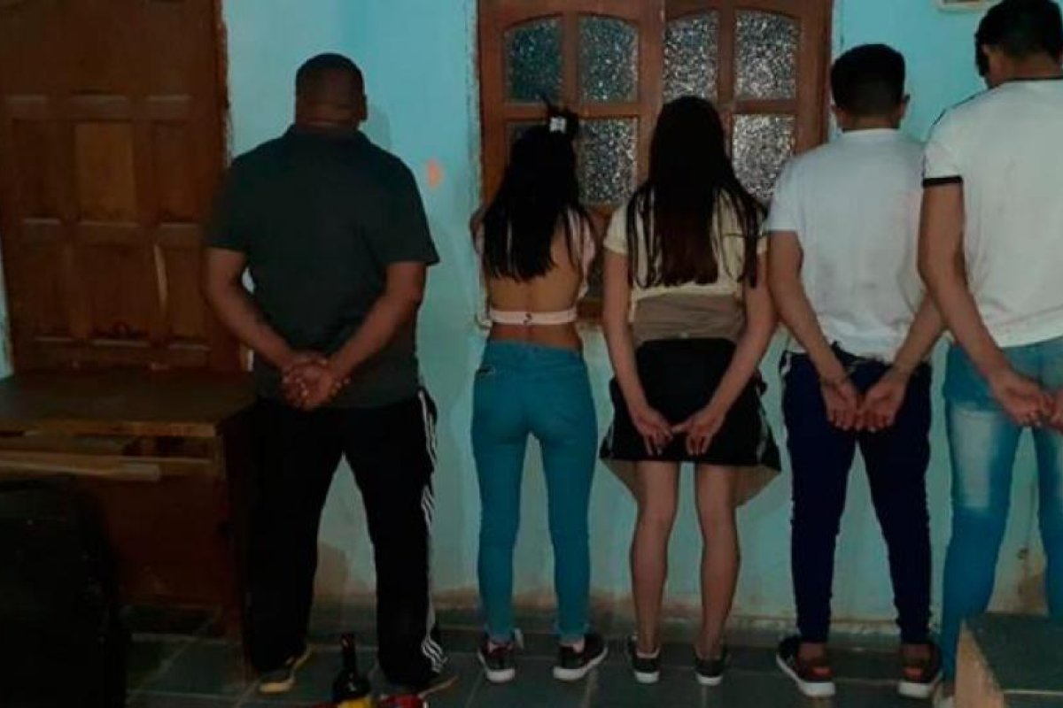 En una fiesta clandestina, más de 30 personas se escaparon hacia el monte