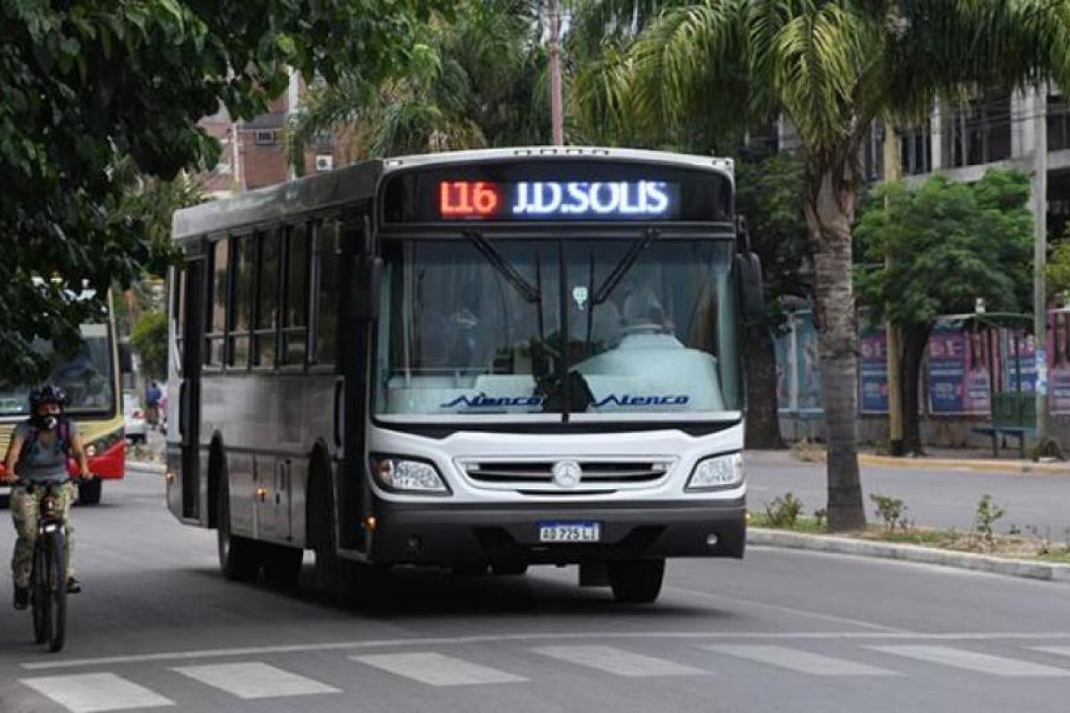 Luego de meses, los colectivos vuelven a circular por las calles de Santiago