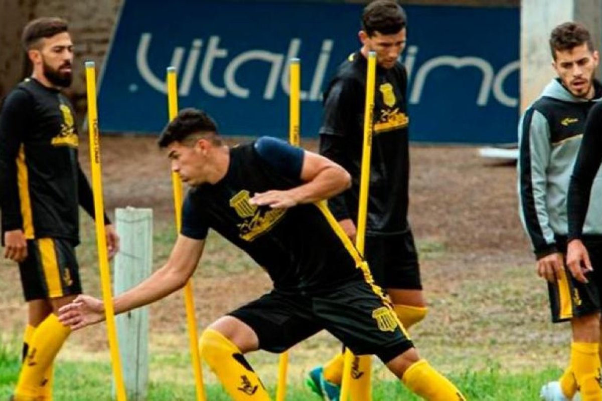 Mitre y un nuevo ensayo de fútbol en su estadio