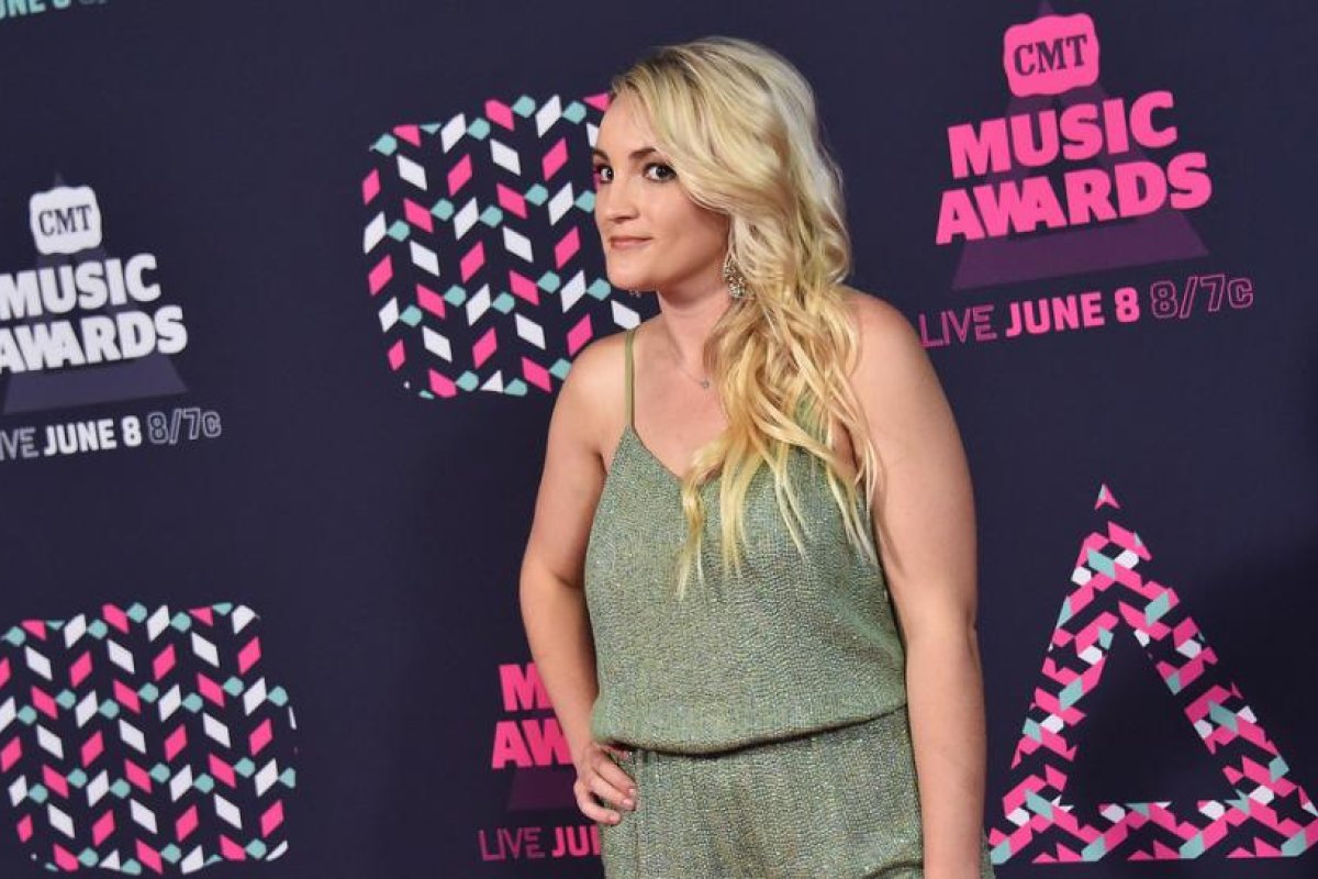 Jamie Lynn Spears tacha los Tesla de "asesino secreto de gatos" y afirma que Musk le "debe" un par de felinos