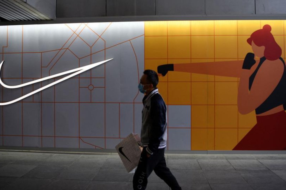 Usuarios chinos boicotean y queman sus zapatillas Nike por el rechazo de la marca a utilizar algodón cosechado bajo acusaciones de trabajo forzoso