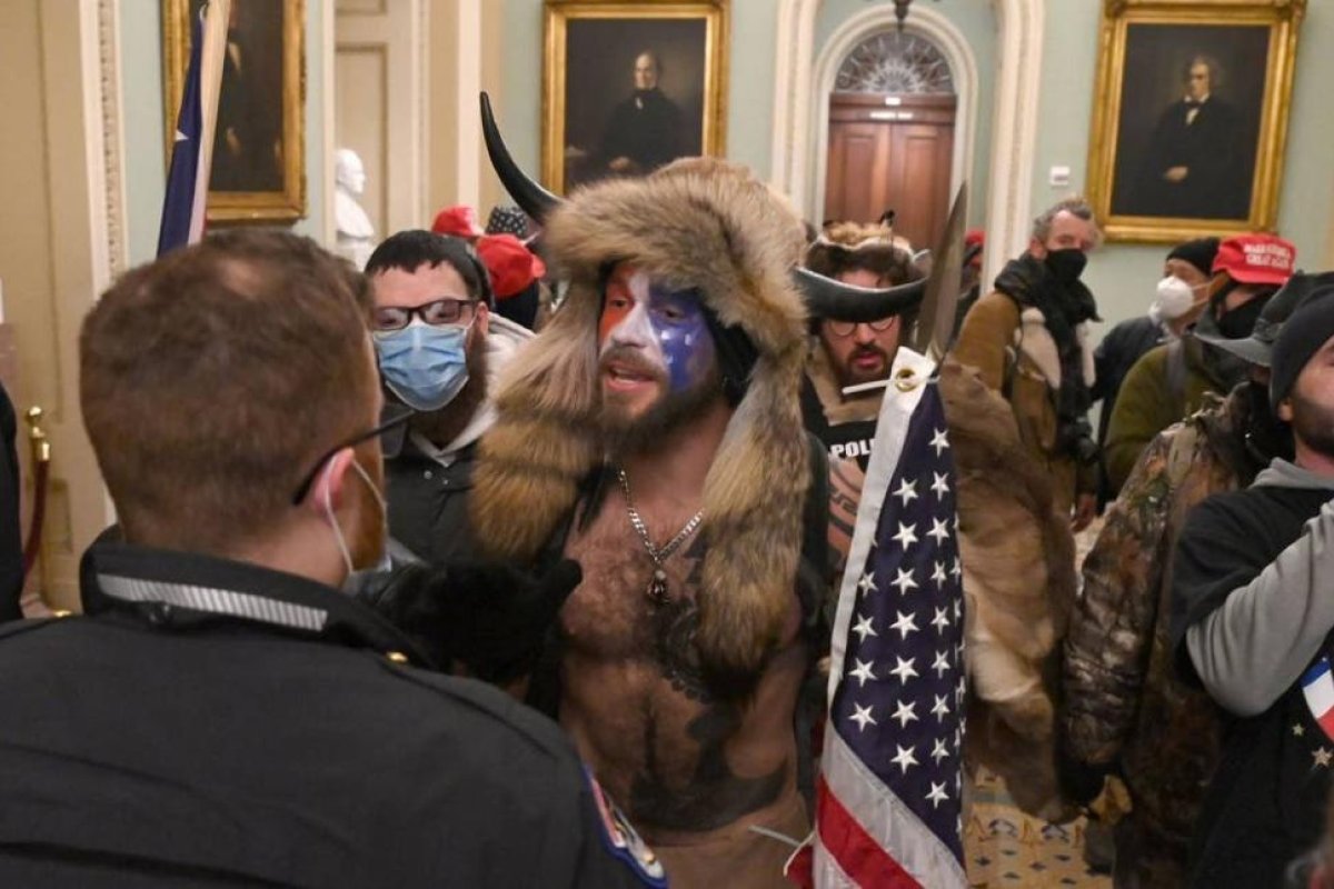 Toma del Capitolio: quién es Q-Shaman, el hombre que entró vestido con pieles y cuernos