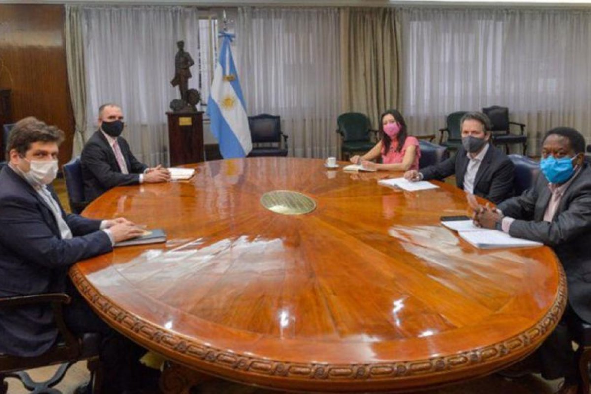 Un integrante de la misión del FMI dio positivo en coronavirus