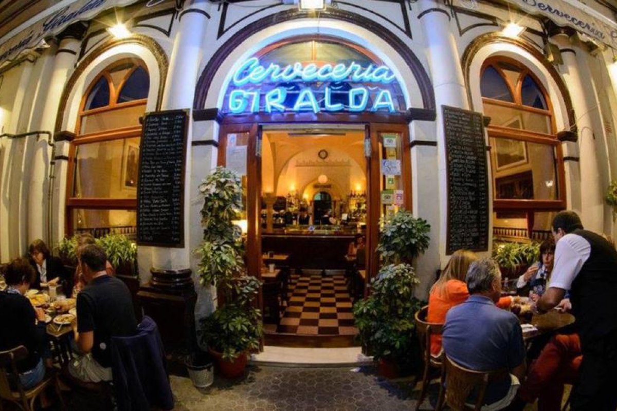Una reforma en un bar de Sevilla saca a la luz unos baños árabes del siglo XII