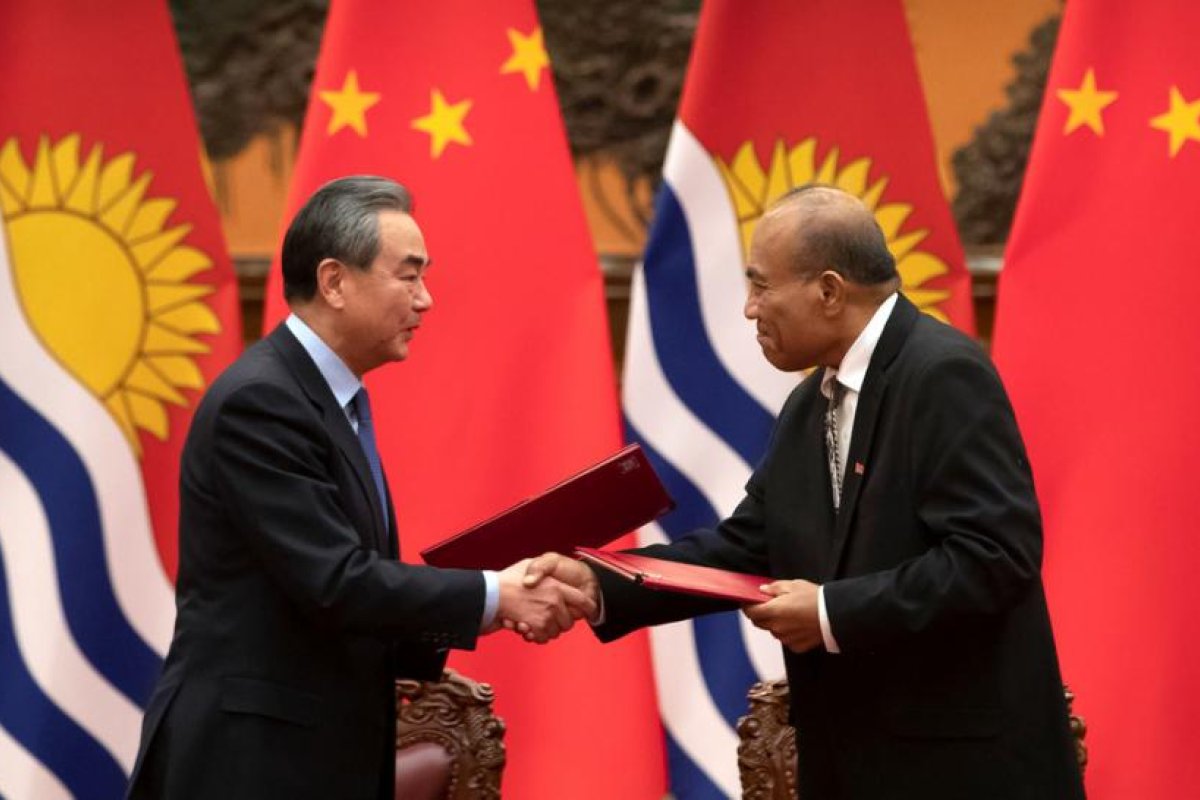 China planearía reactivar una estratégica pista de aterrizaje en el Pacífico, lo que convertiría una isla en "portaaviones fijo"