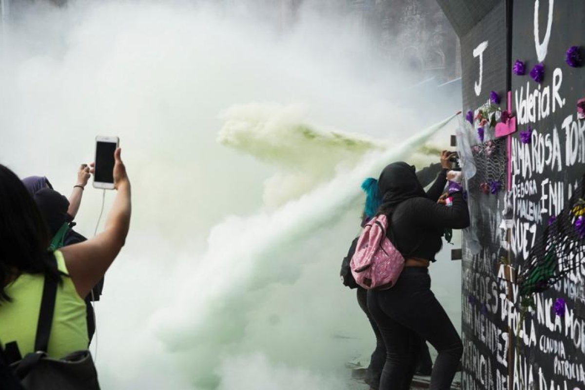 Gases lacrimógenos, 'encapsulamientos' y rabia: así fue la movilización de mujeres por el 8M en Ciudad de México