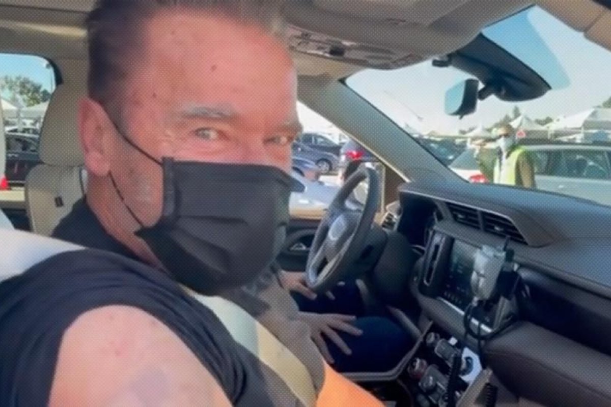 "Ven conmigo si quieres vivir": Arnold Schwarzenegger se vacuna contra el coronavirus 'al estilo Terminator'