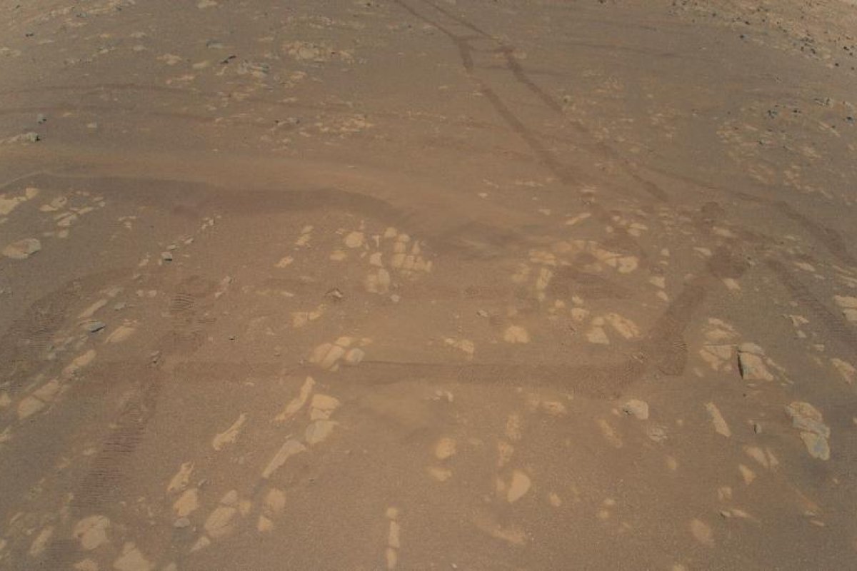 Esta es la primera imagen en color de la superficie marciana tomada por el Ingenuity en pleno vuelo