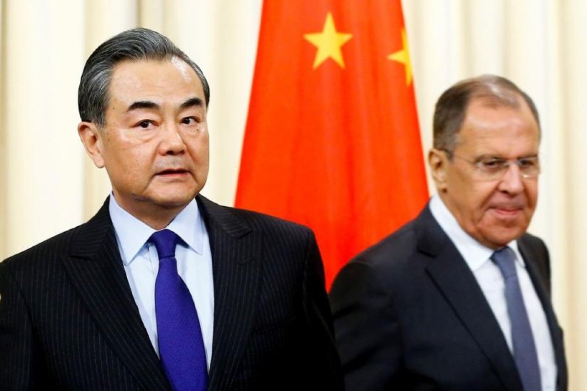 Lavrov y Wang Yi señalan que la crisis en Ucrania fue causada por el rechazo de Kiev de cumplir los acuerdos de Minsk, que fue fomentado por Occidente