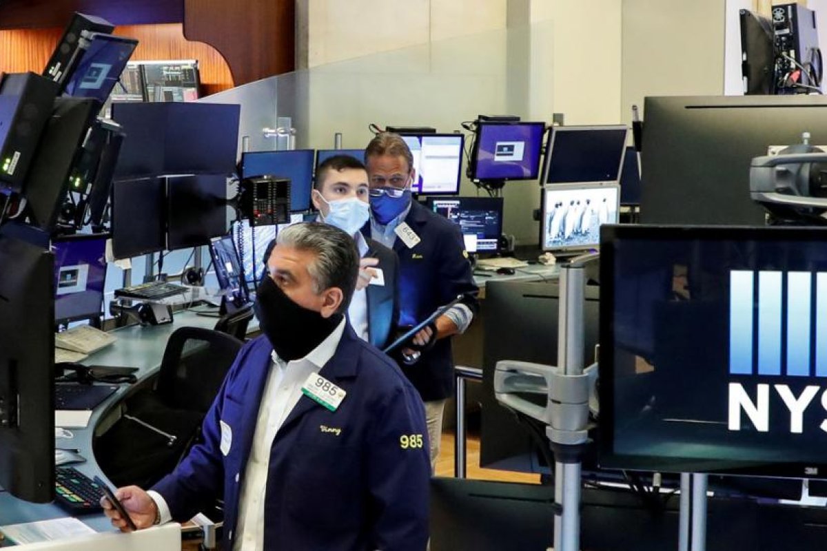 El Dow Jones cae más de 600 puntos y registra su peor semana desde octubre, mientras inversores aficionados continúan elevando el valor de GameStop