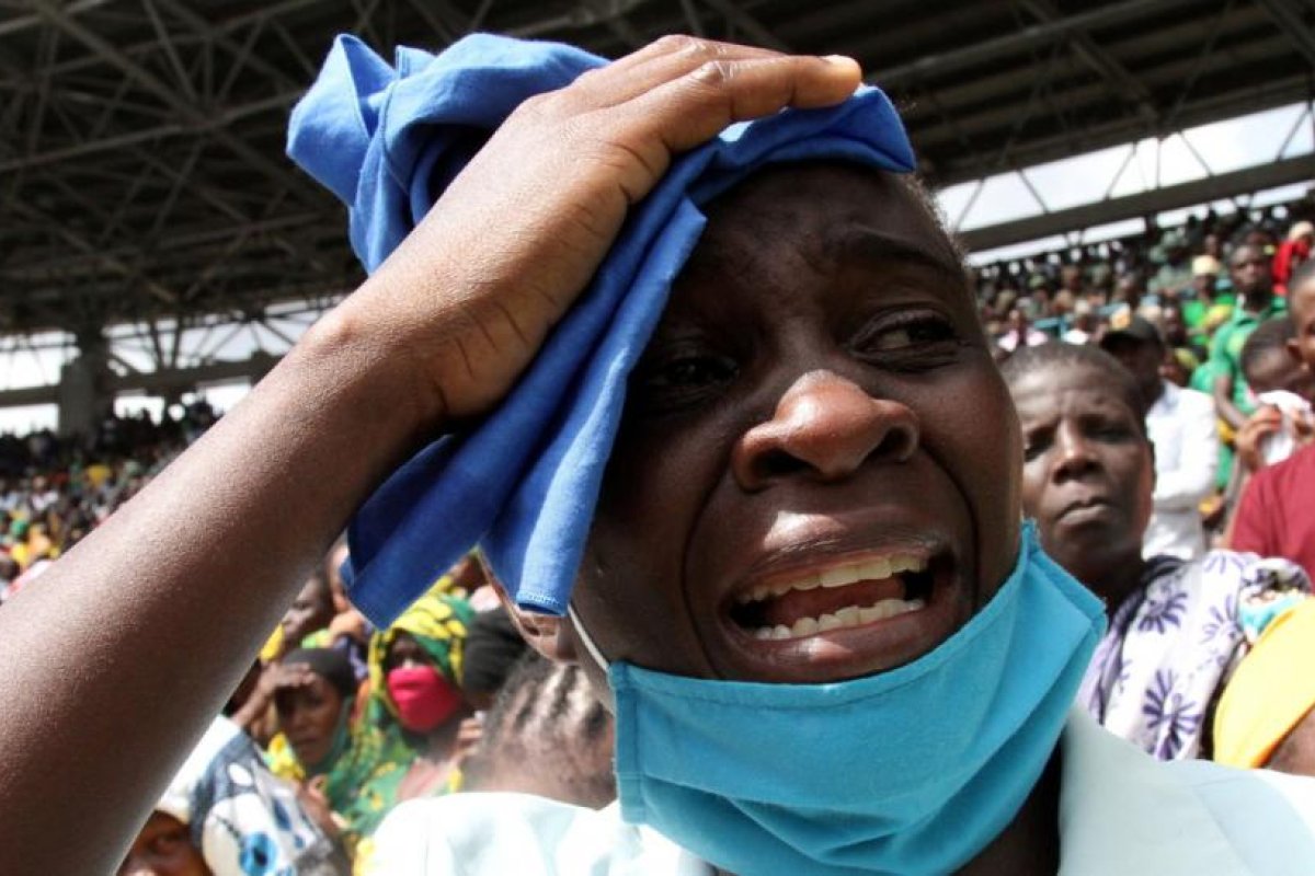 Una avalancha humana durante el funeral del presidente de Tanzania deja decenas de muertos