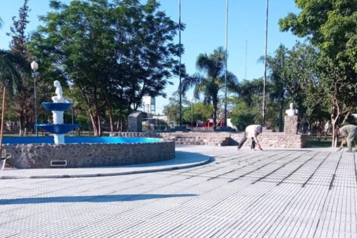 Pozo Hondo: Avanza refacción de la céntrica plaza San Martín  
