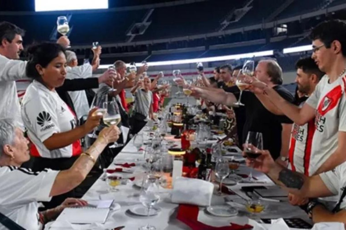 Iniciativa social de River: cena para socios en situación de soledad