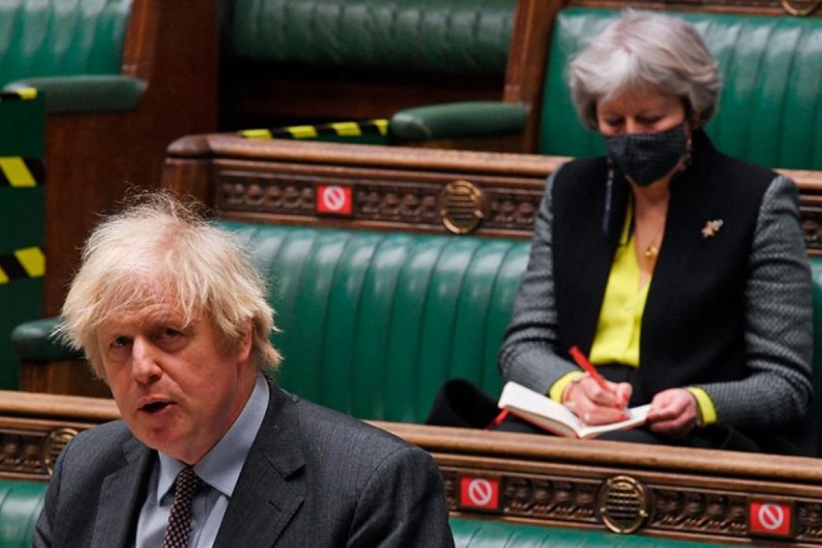 Boris Johnson enfrenta críticas por el certificado sanitario de coronavirus