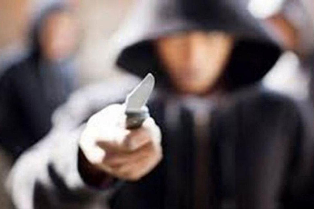 “Motochorros” asaltan con cuchillo a un joven y lo despojan de $ 5.000 y un celular