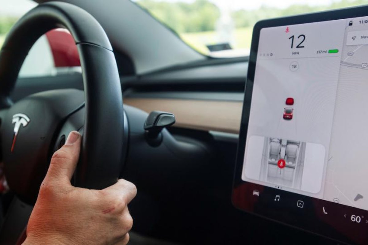 Una actualización de Tesla permite transformar el auto en una 'rocola' sobre ruedas